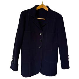Tailleur Chanel in lana nera con giacca e gonna