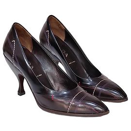 Sapatos de salto Prada em couro castanho com costuras contrastantes