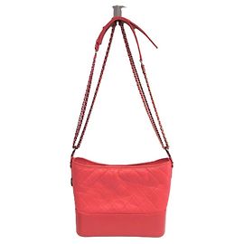 Chanel Gabrielle Hobo Matelassé em Pele de Bezerro Envelhecida Medium