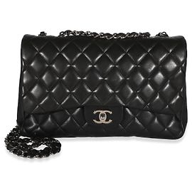 Bolsa Chanel Jumbo Single Flap em pele de cordeiro acolchoada preta