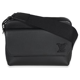 Louis Vuitton Aerogram Fastline Messenger en piel de becerro negra