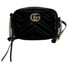 Gucci Kleine GG Marmont Matelassé Tasche in Schwarz