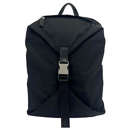 Zaino Prada in Re-Nylon con placca logo triangolare