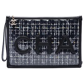 Clutch de muñeca Chanel de tweed acolchado negro Large con logo de PVC
