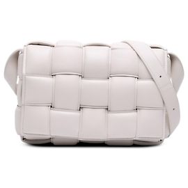 Bolso bandolera Bottega Veneta Cassette acolchado en napa blanco Intrecciato