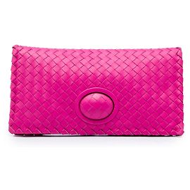 Clutch Bottega Veneta in Nappa Intrecciato rosa con chiusura turn lock