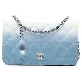Portafoglio con catena Chanel Blue CC Quilted Ombre in pelle verniciata e vitello invecchiato con cristalli