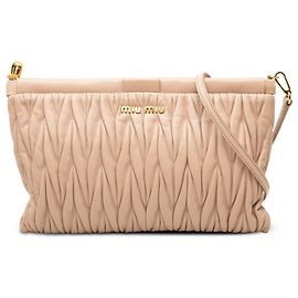 Clutch com estrutura Miu Miu em nappa matelassé castanho com alça