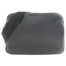 Bolsa de Ombro Louis Vuitton Taiga Reporter