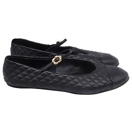 Sapatilhas Mary Jane acolchoadas com biqueira Chanel CC em pele preta