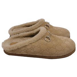 Mules Gucci Sol Horsebit em shearling e camurça bege