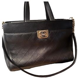Chanel schwarze gesteppte Lederhandtasche mit CC-Verschluss