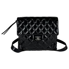 Mochila Chanel de piel charol negra