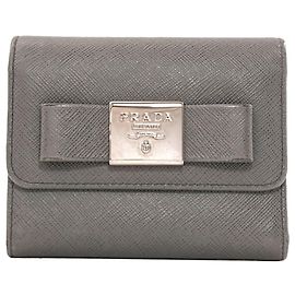 Portafoglio tri-fold Prada Logo in pelle Saffiano grigia