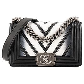 CHANEL - Bolsa de ombro mini Chanel Boy em couro exótico de lagarto branco e couro liso preto