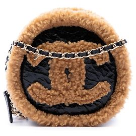 Schwarze Chanel runde Clutch aus glänzendem, geknittertem Lammleder mit Shearling-Besatz und Kettenriemen