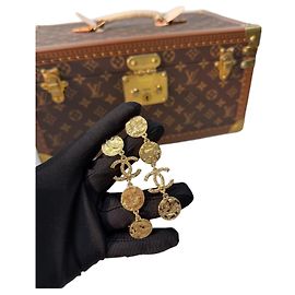 Pendientes Chanel con motivo de moneda bañados en oro