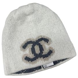 Berretto Chanel in cashmere grigio con logo double C