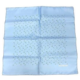 Hermès Carré en soie bleu clair Hermes