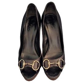 Décolleté peep-toe Gucci in pelle nera con morsetto