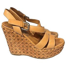 Sandales compensées Prada en cuir camel taille 36