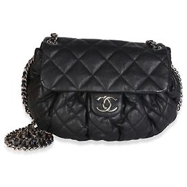 Borsa a patta media con catena Chanel in pelle d'agnello matelassé nera lavata