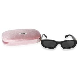 Miu Miu Sonnenbrille aus schwarzem Acetat mit rechteckigen Gläsern und Logo