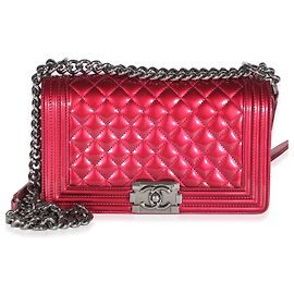 Bolsa Chanel Boy Old Medium em couro patente metalizado matelassê rosa