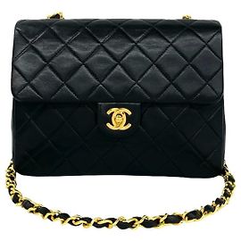 Borsa a tracolla Chanel in pelle d'agnello nera