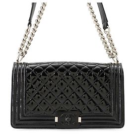 Borsa a tracolla Chanel Matelassé in pelle verniciata nera