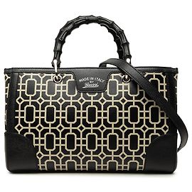 Bolso Satchel Gucci de piel de becerro estampada en negro, tamaño Medium, con asa de bambú