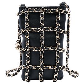 Clutch Chanel Tech Me Out de piel de cordero negra con cadena