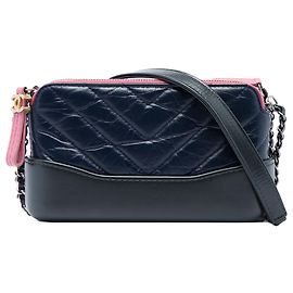 Pochette Gabrielle à double zip et chaîne en cuir de veau vieilli matelassé tricolore bleu Chanel