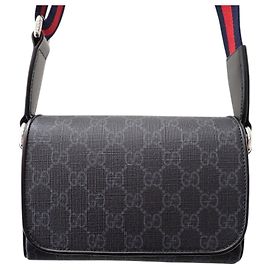 Bolsa Messenger com Aba Gucci Black GG Supreme Web