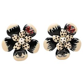 Brincos de pressão Chanel White CC Brass Enamel Flower and Ladybug