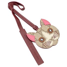 Amuleto en forma de gato Gucci GG Supreme
