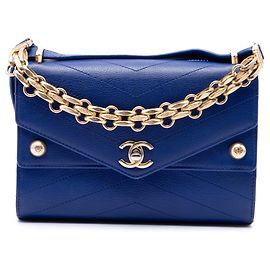 Borsa a tracolla Chanel Small Studded Chevron Calfskin Envelope Double Flap Blu