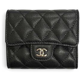 Cartera Tri-Fold de Chanel en piel de becerro granulada negra