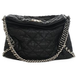Chanel Bolso Hobo de piel de cordero acolchada negra lavada con cadena