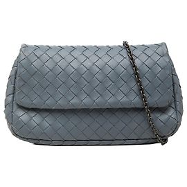 Bottega Veneta Mini Borsa a Tracolla con Patta e Catena Espandibile in Nappa Intrecciato Blu