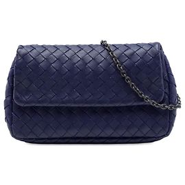 Bottega Veneta Mini Bolsa Tiracolo com Aba Expansível em Nappa Intrecciato Roxo com Corrente