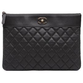 Clutch Chanel Medium Quilted Sheepskin Mademoiselle O Case Negra