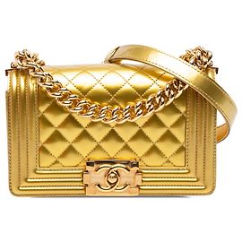 Goldene Chanel Boy Flap Small Crossbody Bag aus metallischem Lackleder, gesteppt