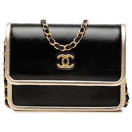 Pochette Chanel CC en cuir de veau métallisé noir avec chaîne, sac bandoulière