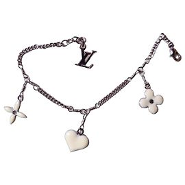 Bracelet Louis Vuitton avec breloques en forme de fleur et de cœur