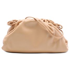 Bottega Veneta The Mini Pouch Crossbody in nappa marrone