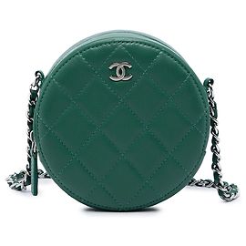 Chanel Bolso bandolera redondo de piel de cordero acolchada verde