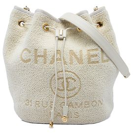 Bolsa Bucket com cordão Chanel Deauville Small em tweed branco