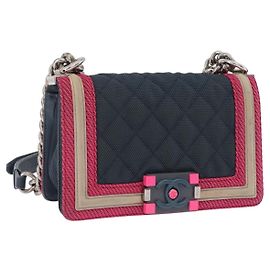 Bolso de hombro CHANEL Boy Chanel Matelassé con cadena en lona azul marino y plata Auth 206385A