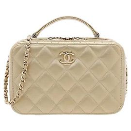 Chanel Un design condensant un motif de matelassage tridimensionnel avec une sensibilité classique, où la silhouette nette crée une ambiance sophistiquée. La poignée supérieure robuste permet un style cabas élégant, et